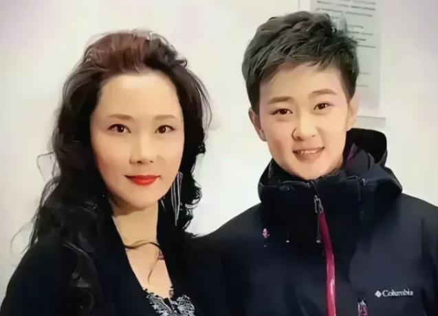 何赛飞是兼具演技与魅力的实力派演员，无论主角配角都能精准塑造角色。其子继承母亲优
