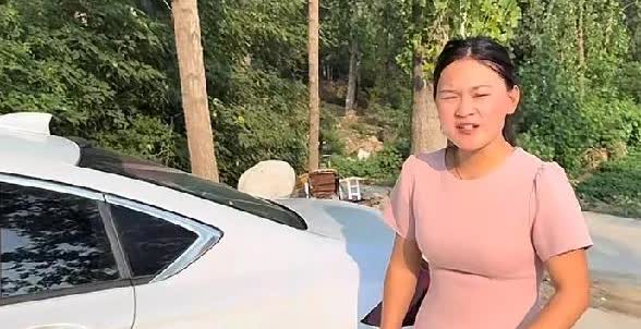 以前雨露对阿杜挺客气的，李佳走后，雨露为啥天天怼阿杜？
雨露和阿杜是兄妹关系，