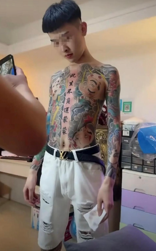 这孩子，这一辈子算废了！不知成年未成年，如未成年，文身店老板已经违法。 ​​​