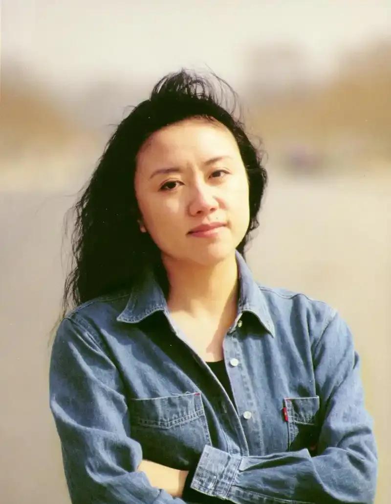 名导王潮歌近日吐槽丈夫徐东痴迷自驾游常年不着家，还自曝其车牌号全网“通缉”，只为