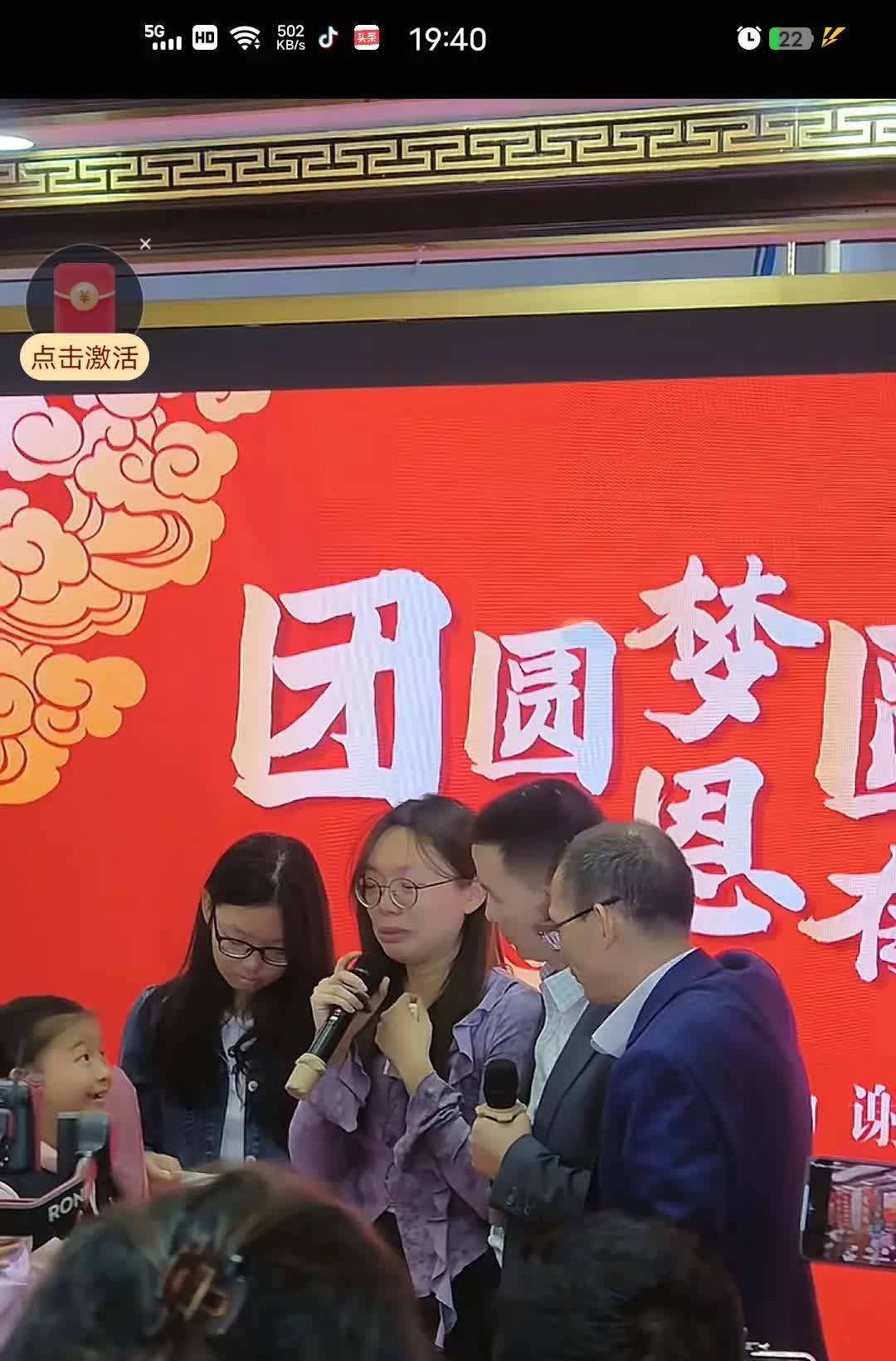 发现没，老谢家的三个女儿都特别朴素！

谢岳虽然是千万富豪，有几家公司，家里
