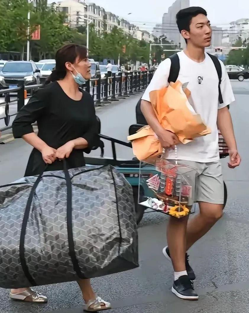 猜猜！
这两位考生谁的成绩会比较好？
这两位考生谁将来比较有出息？