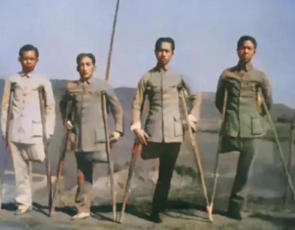 历史老照片：
四个人，只有四条腿，却有八根拐杖。
这样悲壮的一幕，拍摄于1939