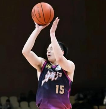 青岛男篮已经签下了王奕博，CBA夏季联赛，王奕博出现在了青岛队的球员席并且身穿青