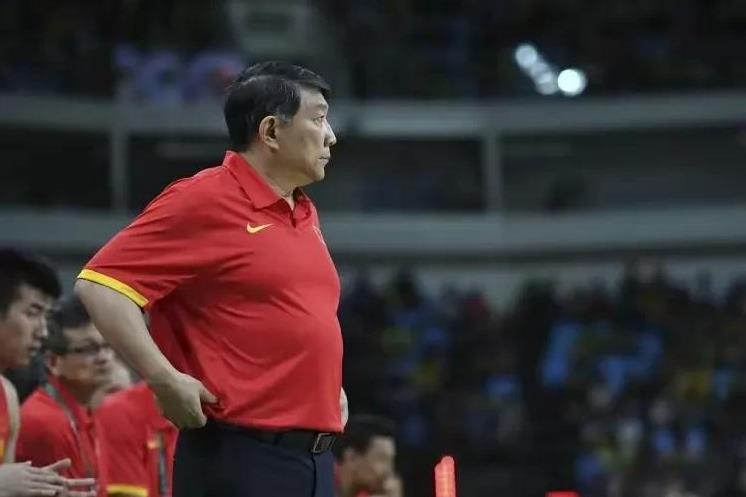 “比李梦更大腕的宫指导都开除过 说李梦因伤离队已算体面”，因为他是“领导:”(篮