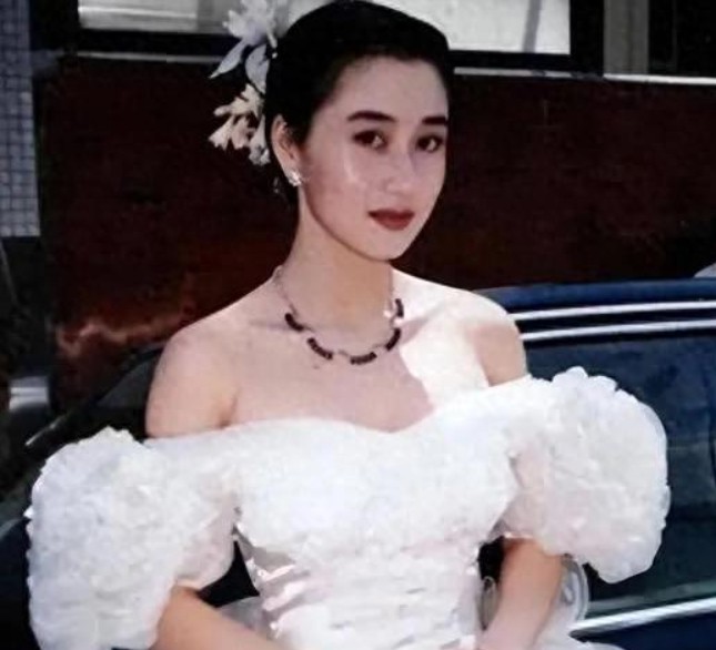 如果李连杰没和黄秋燕离婚，现在李住院黄会在床边照顾。利智肯定不照顾。
 
年轻时