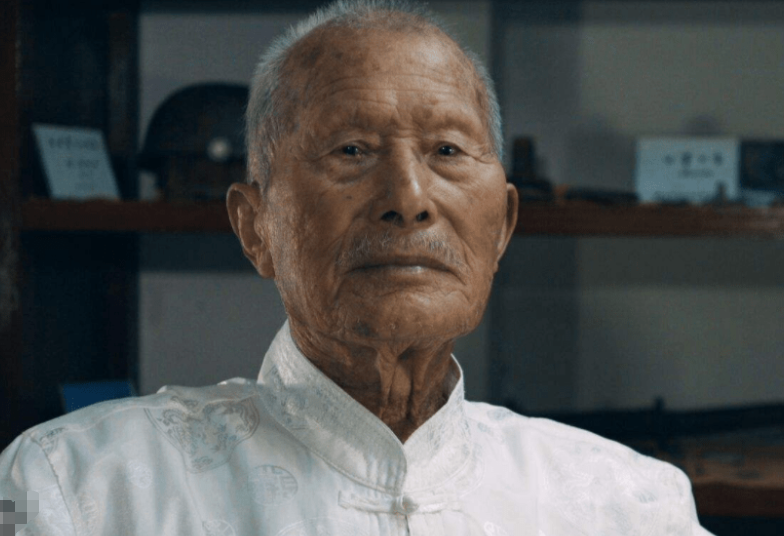 1938年8月，南口战役中，眼看日寇就要冲杀过来，重机枪手贾善明突然拉过身边牺牲