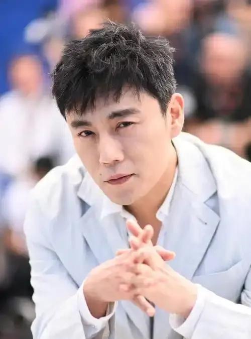 秦昊这波操作绝了！
拍《扫毒风暴》时，他竟主动弃演警察，硬要演毒枭！
这角色是个
