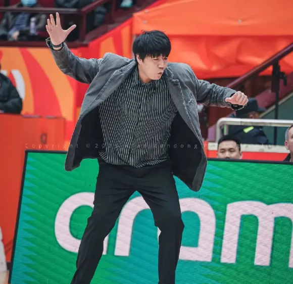 山东高速男篮一上来就被北控男篮打懵了，邱彪多次调兵遣將也无济于事。第一节盖利竟然