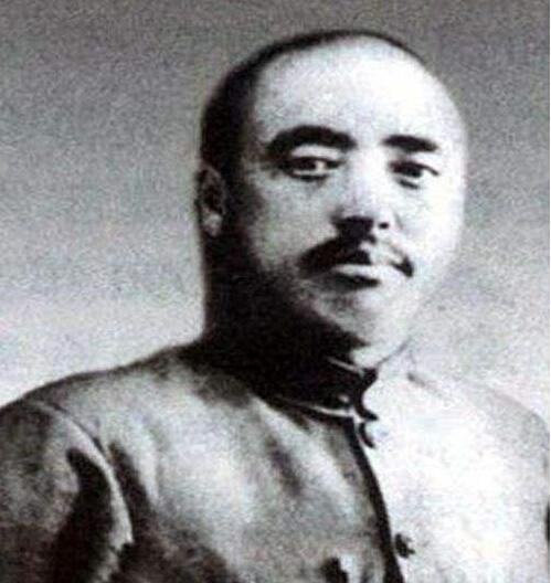 1937年，他与日军死战4天4夜，然而战斗刚结束，就被拉到棺材面前枪毙，临死之前