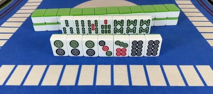 各位麻友，如果您拿到这手牌，是打7条还是3饼？给你三秒钟，请在评论区写岀答案。