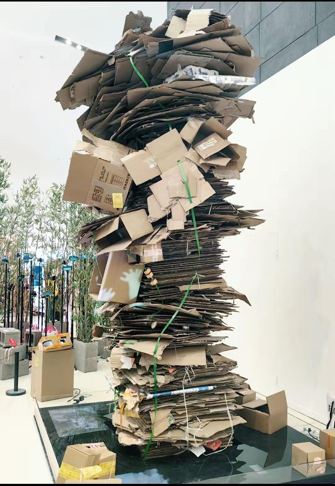 广美学生毕设使用钢筋雕塑父亲，与央美造价2万纸皮毕设高下立判。