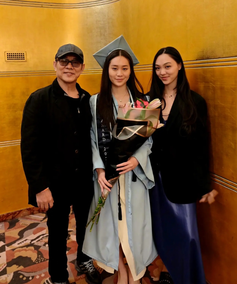 李连杰骄傲发文：咱家的四个女儿都大学毕业啦！老爸嘛就是垫底，连小学文凭都没有！