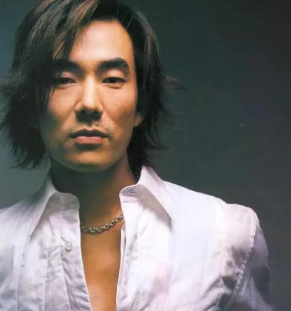 1999年，导演对任贤齐说:“春晚你就唱《心太软》。”任贤齐摇摇头:“不行，这首