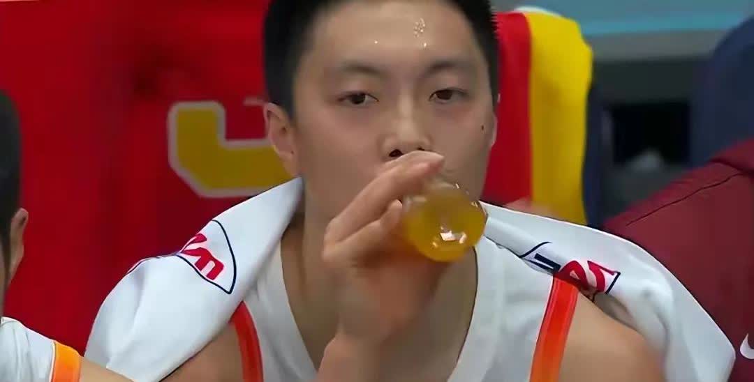 中国男篮想要战胜新西兰，进入决赛，必须做出改变：

必须拿下胡明轩，廖三宁，