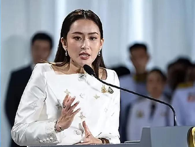 泰国与柬埔寨通话录音曝光。
6月18日泰国总理佩通坦与柬埔寨参议院主席洪森通话时