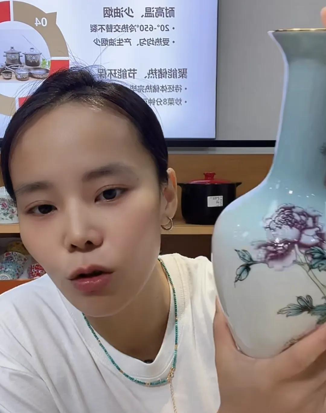 熊磊对自己的陶瓷相当的自信！
今天晚上出来直播，说下午才从九江回来，不是准备呆九