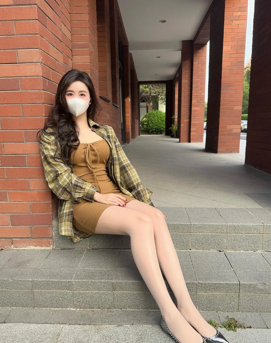 拍低头照时头发挡住半张脸，露出的眼睛是不是更有 “神秘感”