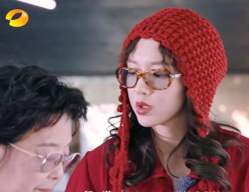 黄圣依妈妈太朴实了！
茶叶老板要免费送黄圣依妈妈和程潇300年古树的茶饼，程潇开