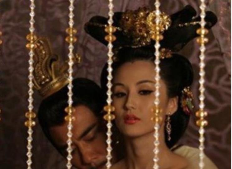 公元501年，一美人在狱中死去，狱卒们在收殓她的尸体时竟然忍不住诱惑，不停地对尸