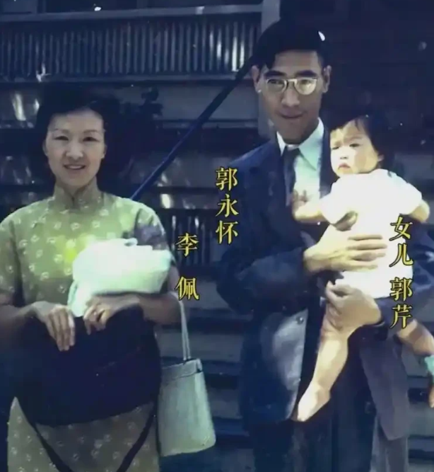 50年代，美国，为“两弹一星”殉职的郭永怀，留下的一张全家福，镜头中的郭永怀瘦高