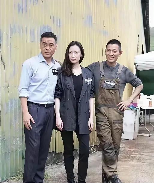 刘青云中间这位女士是谁啊！非常有气质