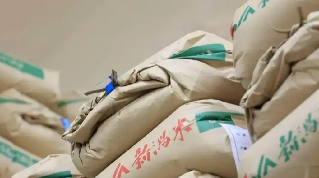 日本人现在生活真是太苦了，
由于米价连续十多周上涨，
日本人从天天吃米饭，
现在
