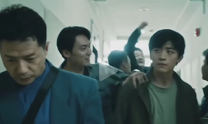 《扫毒风暴》 剧中卢少骅生活原型是1999年的刘招华。卢少骅不嫖不赌，不抽烟不喝