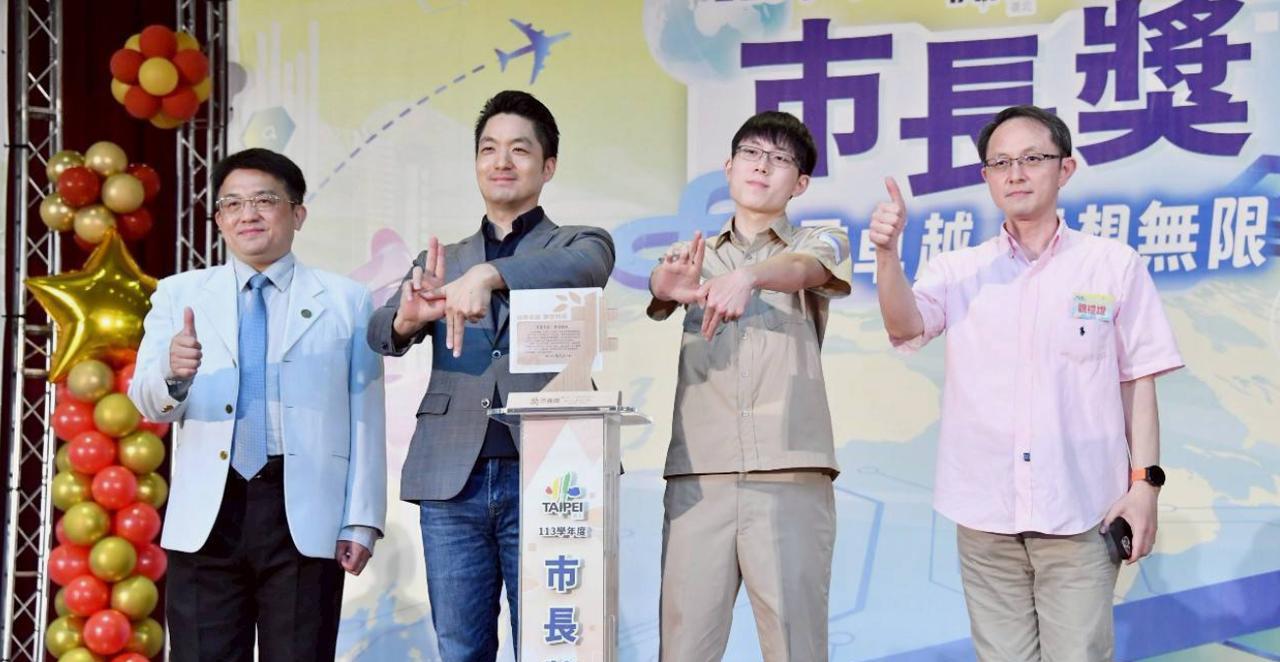 中国台湾省，蒋经国的孙儿蒋万安，参加毕业生奖颁奖典礼。
时间是6月15日上午。