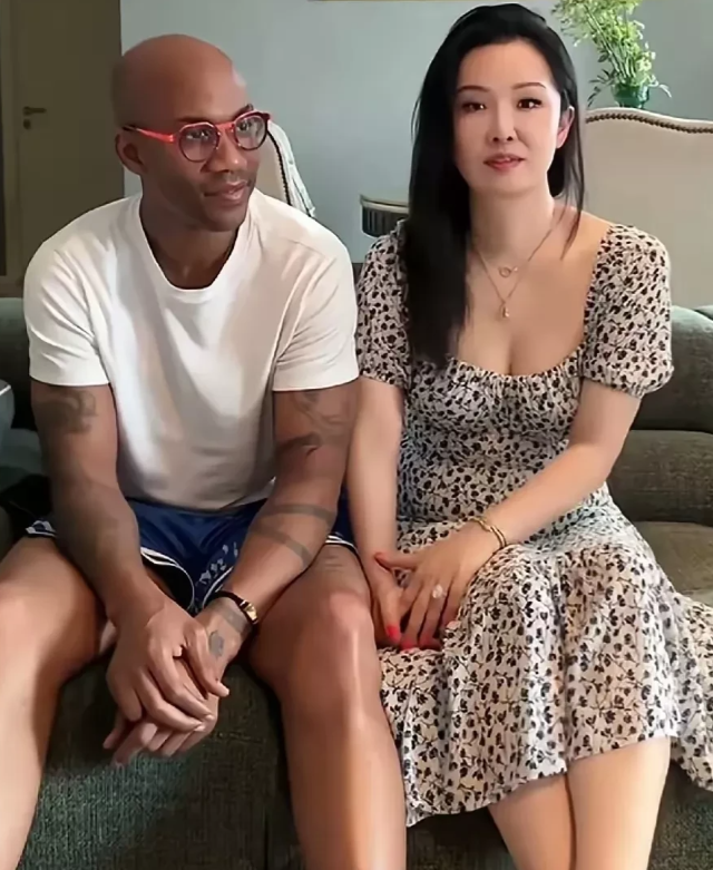 马布里和妻子这照片不错，老马皮肤黝黑，到处是纹身，一身腱子肉，显得年轻；而妻子则