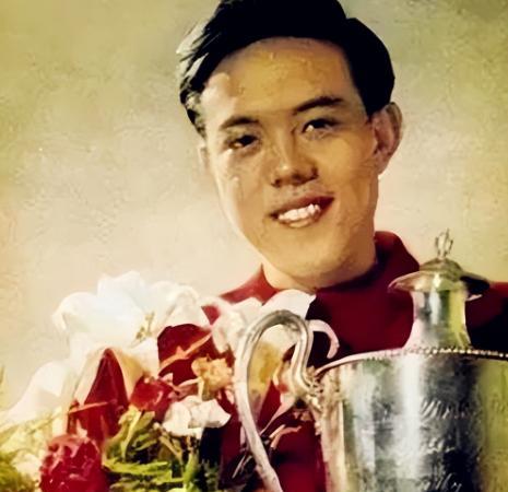 1968年，中国第一个世界冠军容国团，在一棵树上上吊死后被人发现，而在他的衣服口