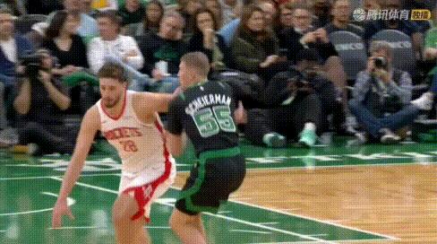 控卫心！申京后场运球被吹进攻犯规摊手要挑战。
明明前面谢泼德等着要球，他非要自己