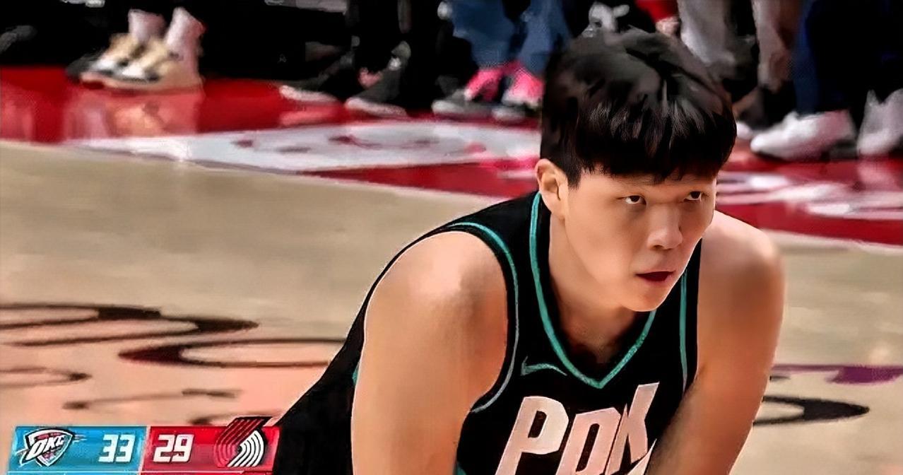 杨瀚森真是难堪大用啊，给了机会把握不住！在今日开拓者对阵雷霆的次节比赛中，杨瀚森