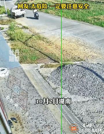 吓死人了！湖南，两个女孩骑着摩托车经过石子处时意外滑倒，不料对面又驶来大货车，双