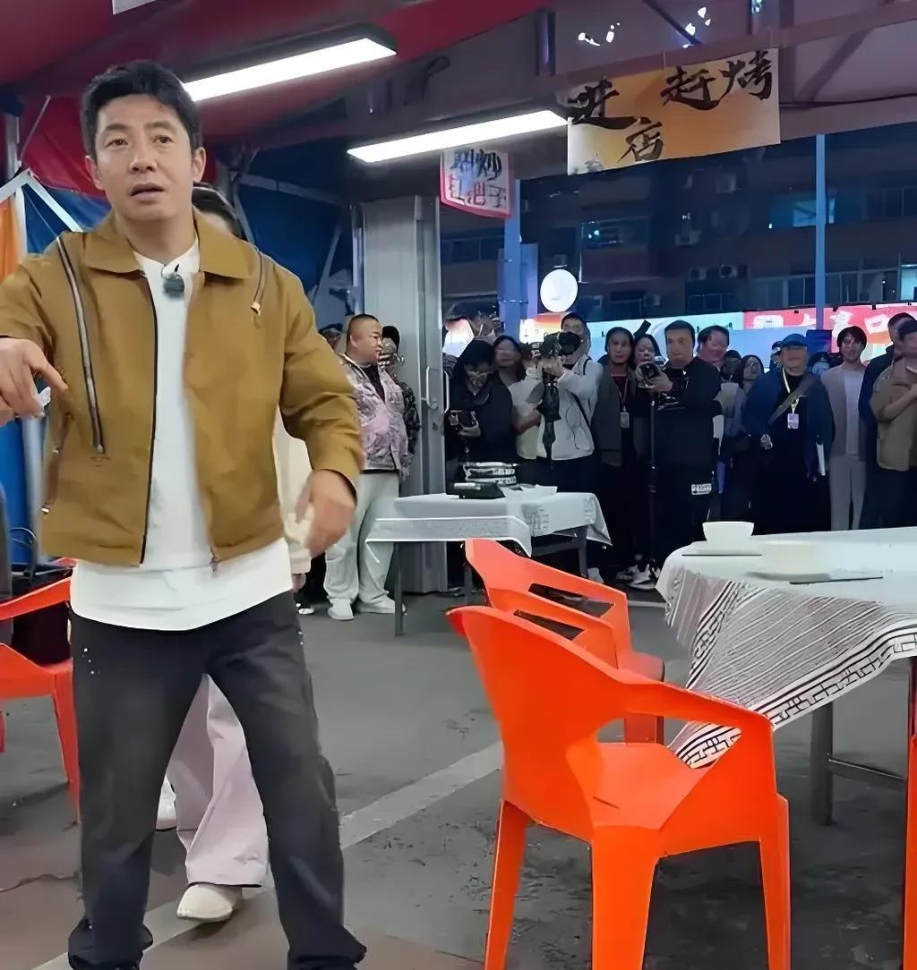 又一次被撒贝宁折服了，
不是因为他主持又救了个场，
也不是说他主持又获了大奖，而
