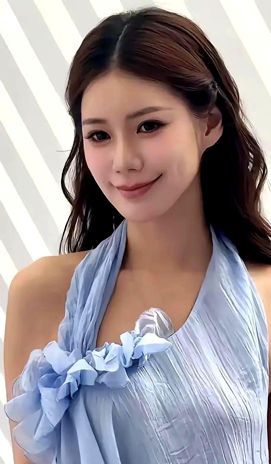 有网友说马筱梅的裙子太漏了，堪比古代青楼女子装扮。
这年头真是啥都能被拿出来说道