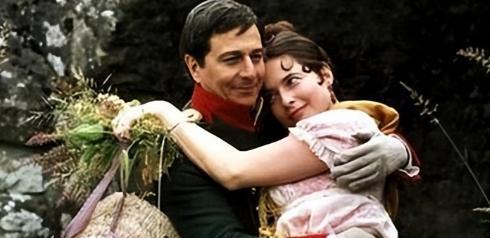 1796年，27岁的拿破仑娶了33岁带着俩娃的寡妇约瑟芬。婚后的约瑟芬有情人无数