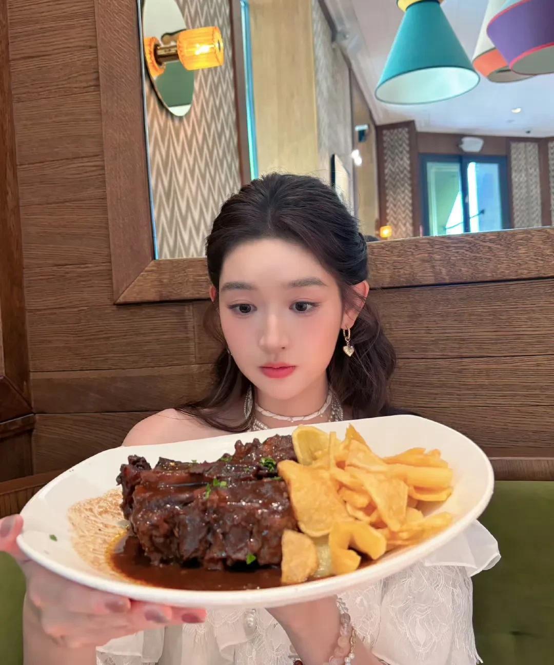 王玉雯完全可以做一个吃播了。王玉雯晒出的美食真是太诱人了。
王玉雯经常会晒美食，