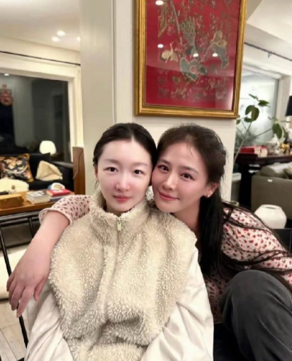 周冬雨告诉大家双眼皮真的抗老 ​​​