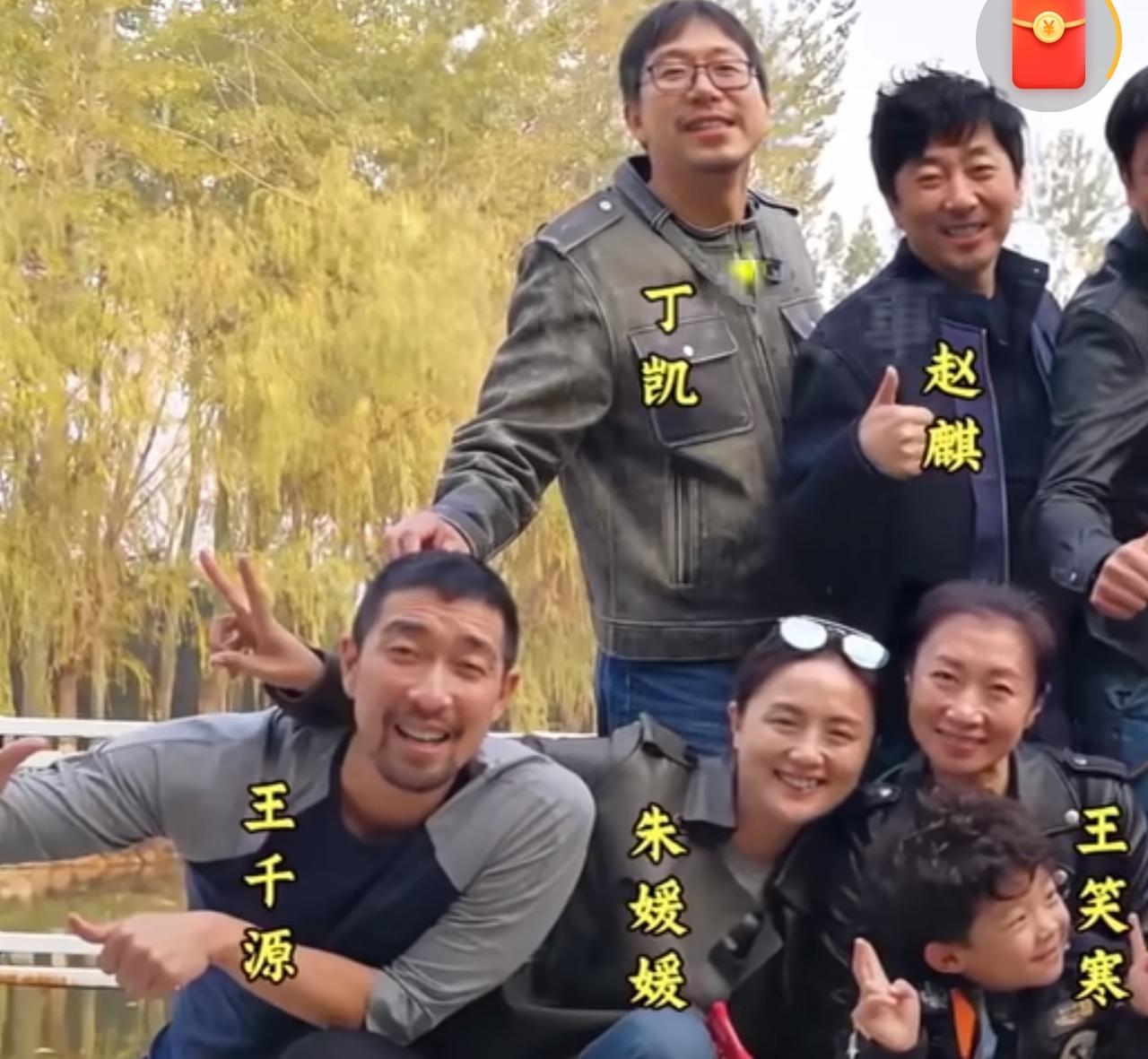 中戏93班这张大合照里面大家注意朱媛媛和王千源的站位！朱媛媛在鲁豫采访里承认暗恋