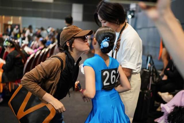 孙俪陪女儿英国参赛，11岁小花夺冠被老师亲吻脸颊
