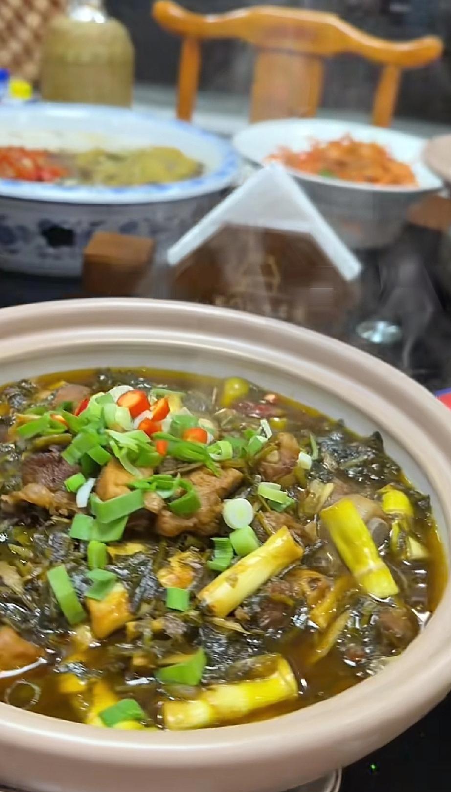 我们那个地方有一个特点
请客吃饭必须有剩菜才行
不允许吃的干干净净的情况
看到桌