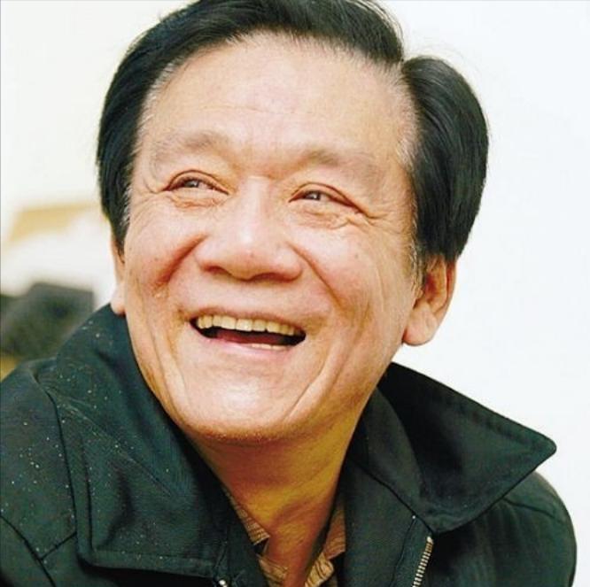 1986年，侯耀文为了跟韦唯在一起，抛弃了发妻刘彦，可是同居一年后，侯耀文又爱上