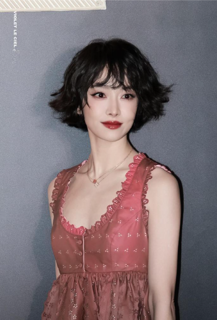 宋茜的短发！有点复古味道的洋娃娃感觉～
短发也有很多好看的造型，就看发型师的能力