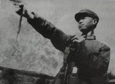 【老照片】这位军人叫王友弟，原是上海市上海县三林公社一户农民的儿子，1971年，