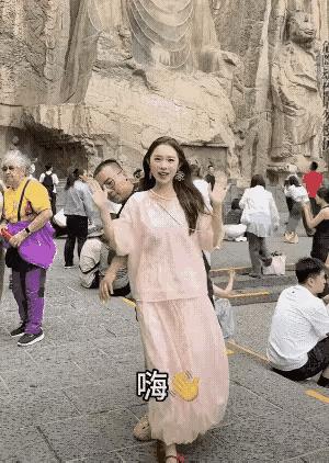 鞋子都甩飞了，这夫妻俩真会搞笑……