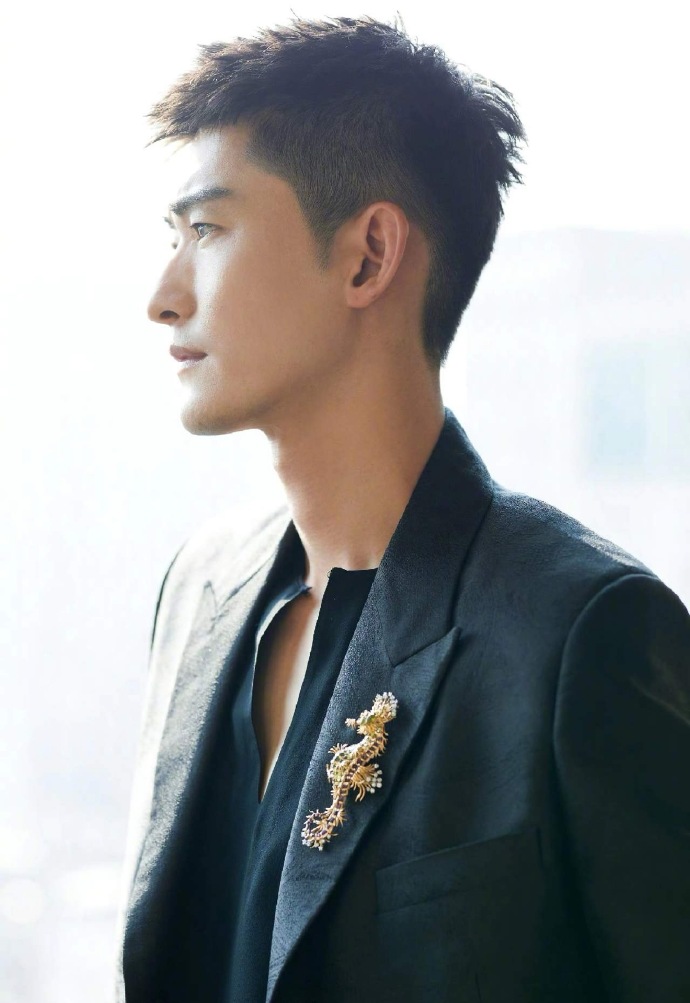 是妹妹是亲戚是邻居
张翰被爆恋情后称是邻居朋友妹妹，今日张翰被拍到和美女一起去参