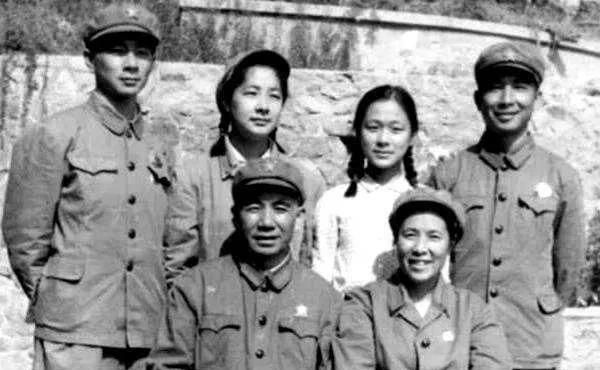 1930年，江西泰和，一个13岁的小伙跟着红军走了，投奔在队伍里的舅舅，家里留下