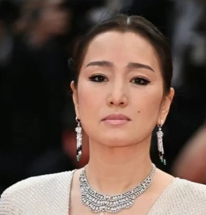 国际巨星颜值引争议，年龄增长真的影响魅力？

都说她是国际巨星，颜值超群，但我却