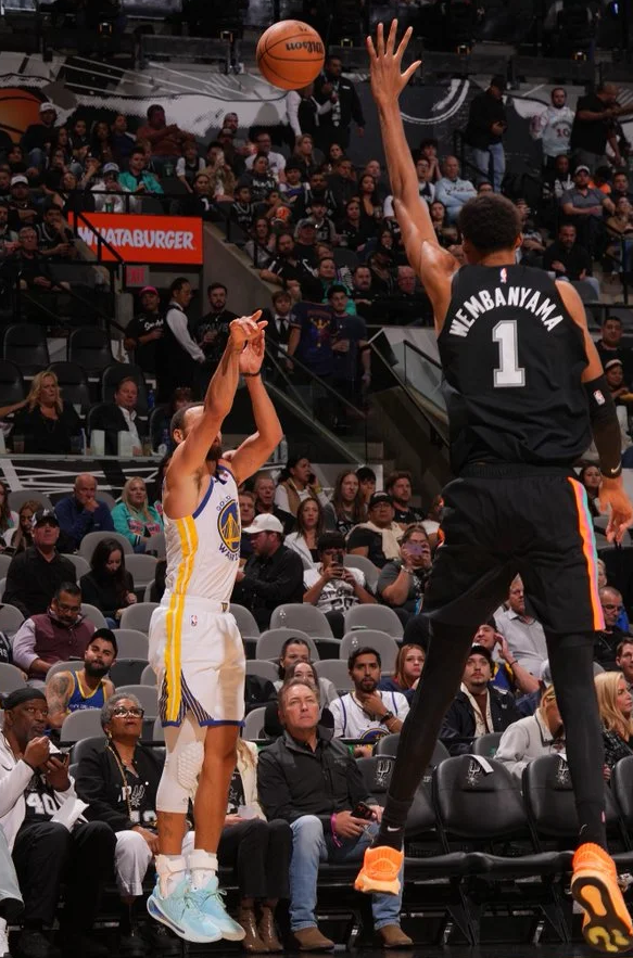 勇士以125-120击败马刺。
赛后，媒体更新动态，晒出一组勇士球员斯蒂芬-库里